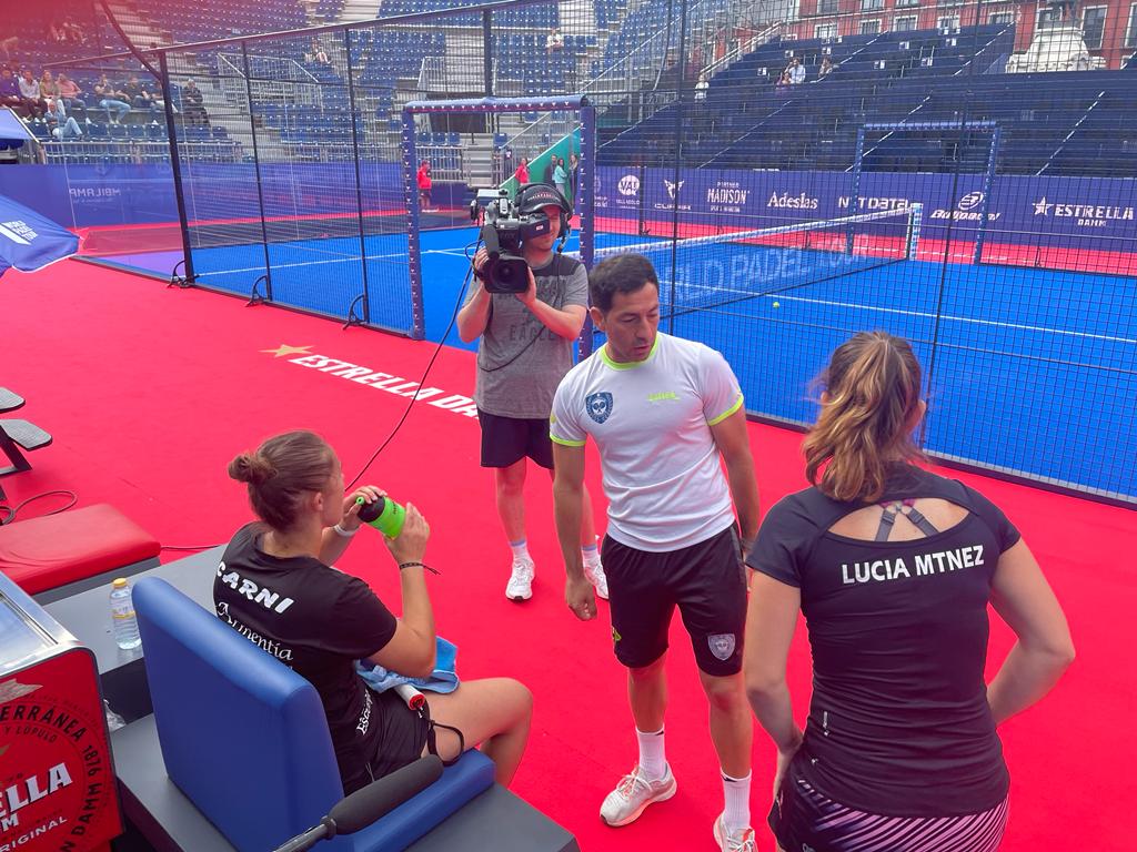 Fer Antognini con jugadoras en WPT